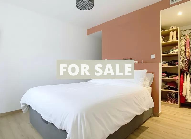 Modern Detached House with Garden