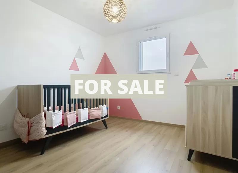 Modern Detached House with Garden