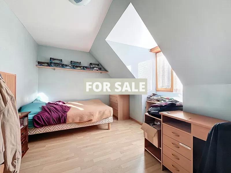 Detached House with Garden in Great Location