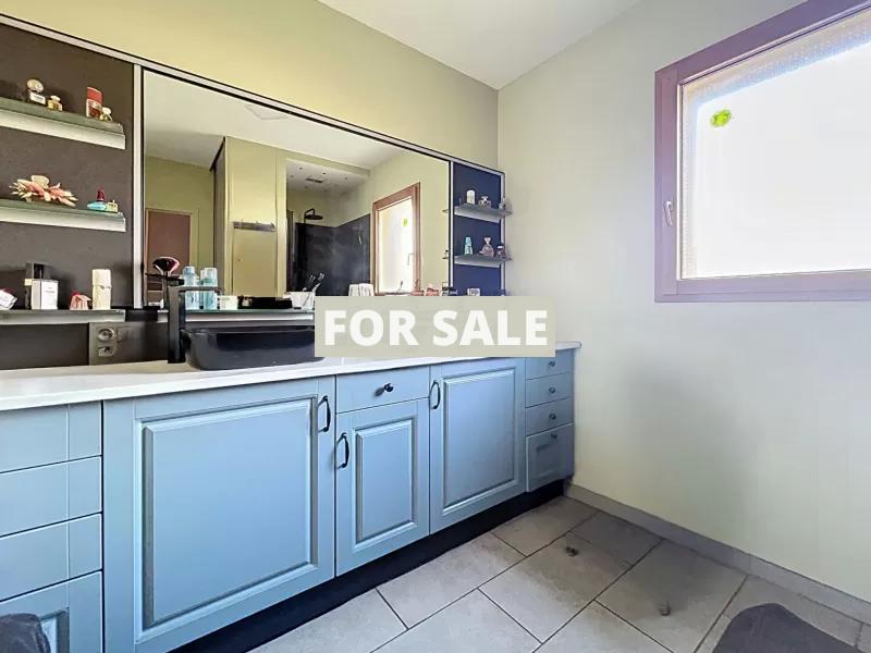 Detached House with Garden in Great Location