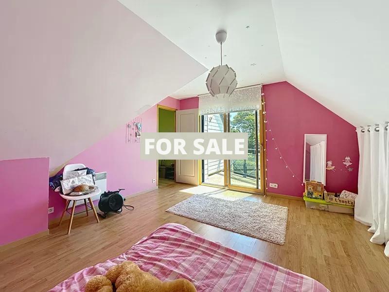 Contemporary Detached House with Landscaped Garden