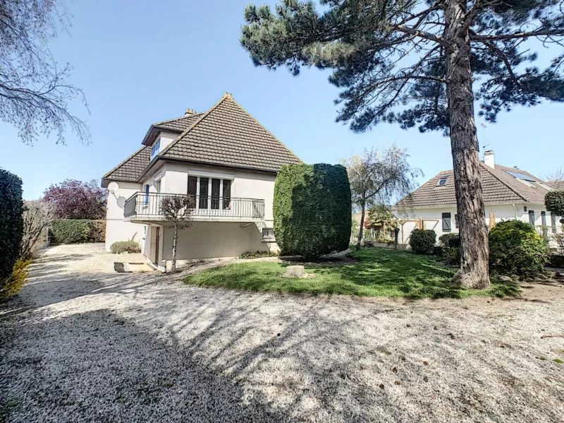 Detached House with Garden by the Coast