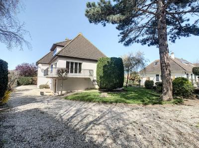 Detached House with Garden by the Coast