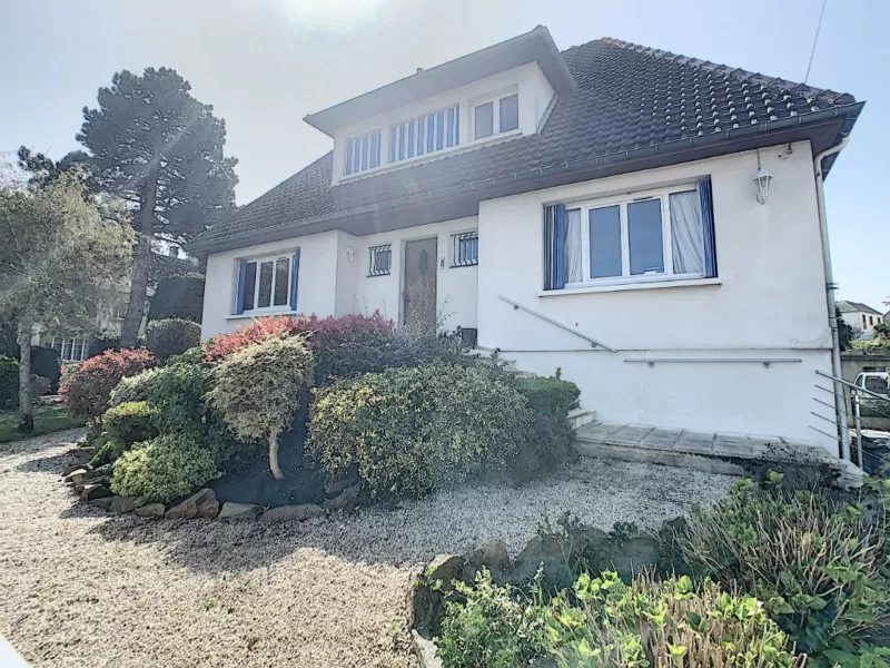 Detached House with Garden by the Coast