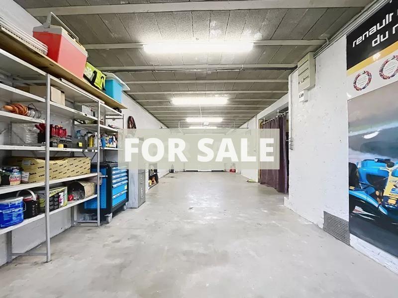 Detached Country House with Landscaped Garden