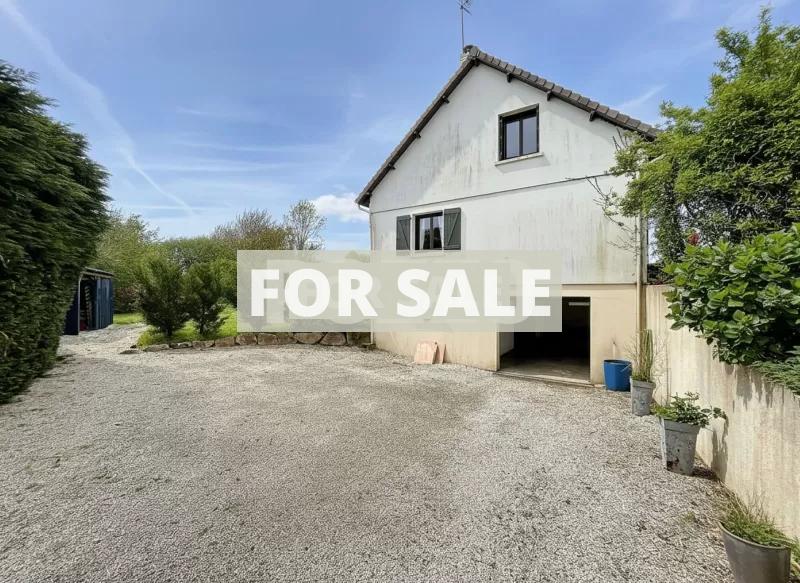 Detached Country House with Landscaped Garden
