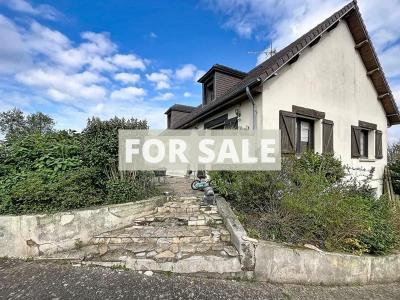Detached Country House with Landscaped Garden