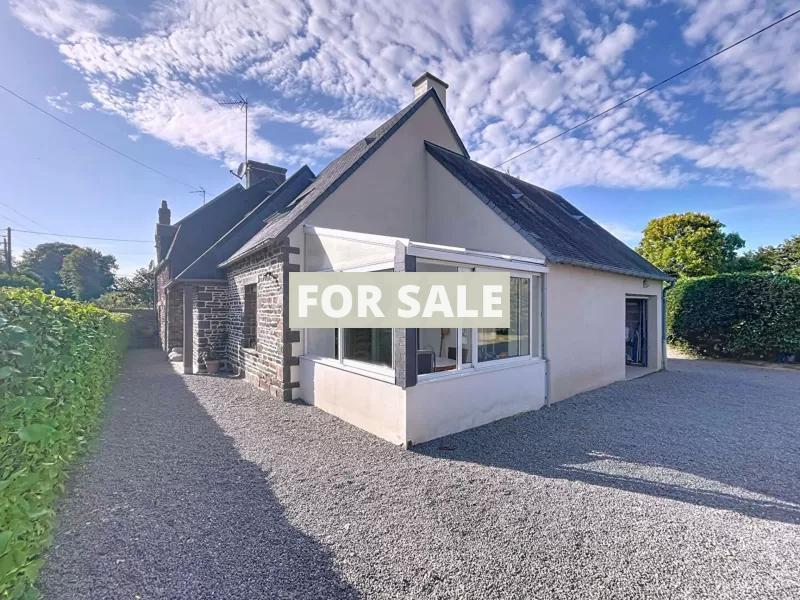 Detached Country House with Garden and Lake