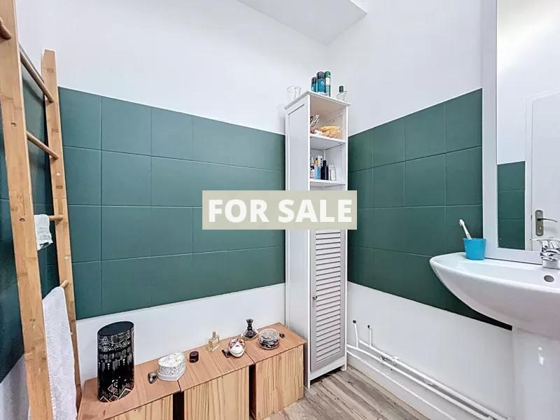 Detached Country House with Garden and Lake