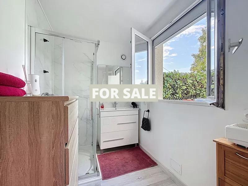 Detached Country House with Garden and Lake