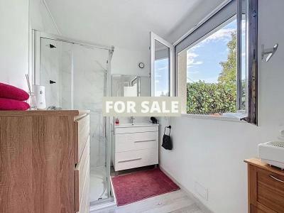 Detached Country House with Garden and Lake