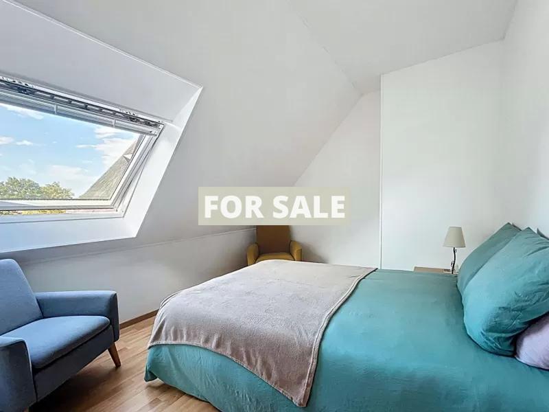 Detached Country House with Garden and Lake