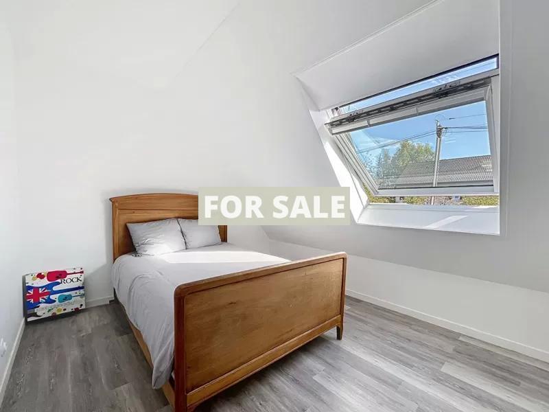 Detached Country House with Garden and Lake