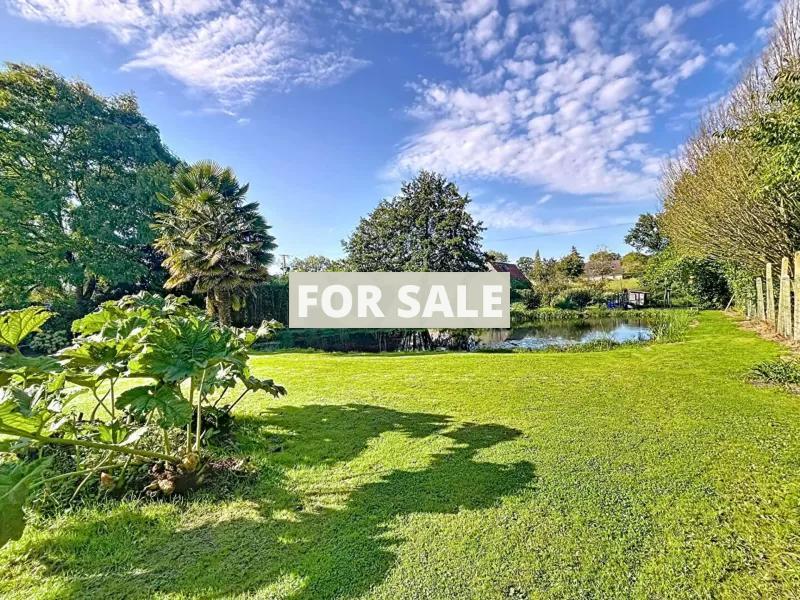 Detached Country House with Garden and Lake