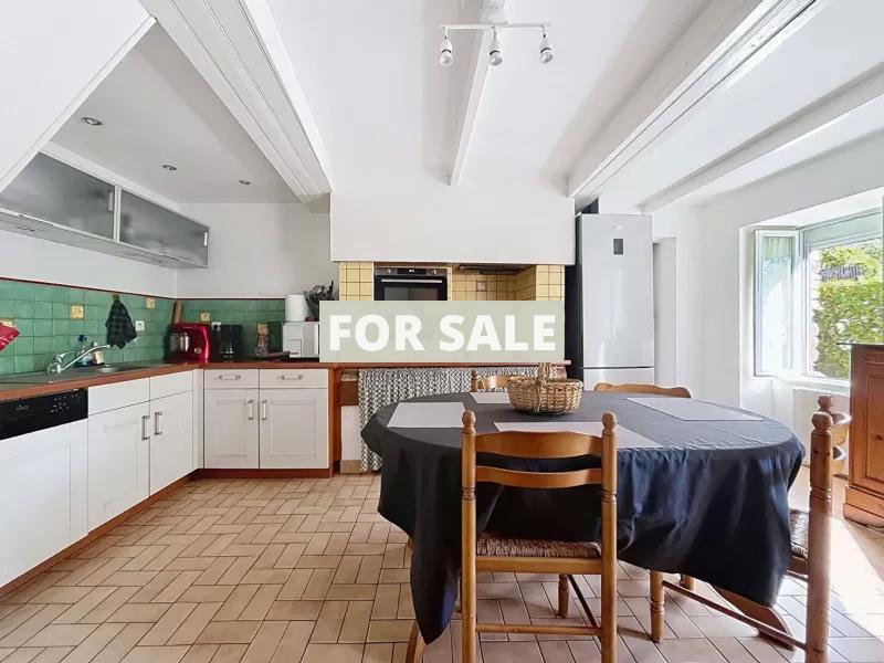 Detached Country House with Garden and Lake