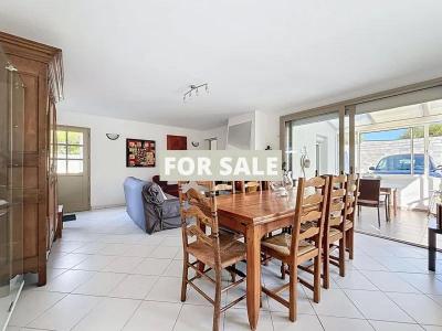 Detached Country House with Garden and Lake