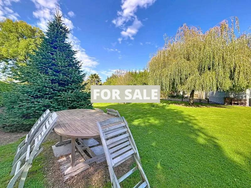 Detached Country House with Garden and Lake
