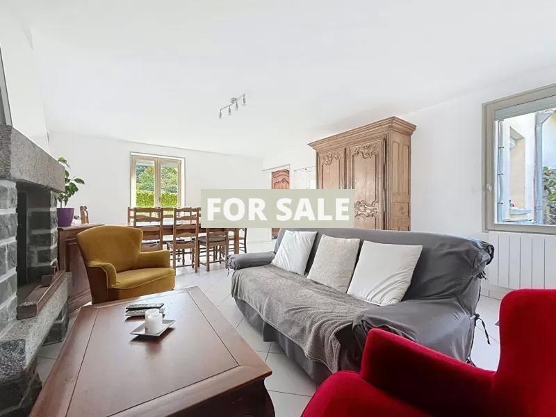 Detached Country House with Garden and Lake