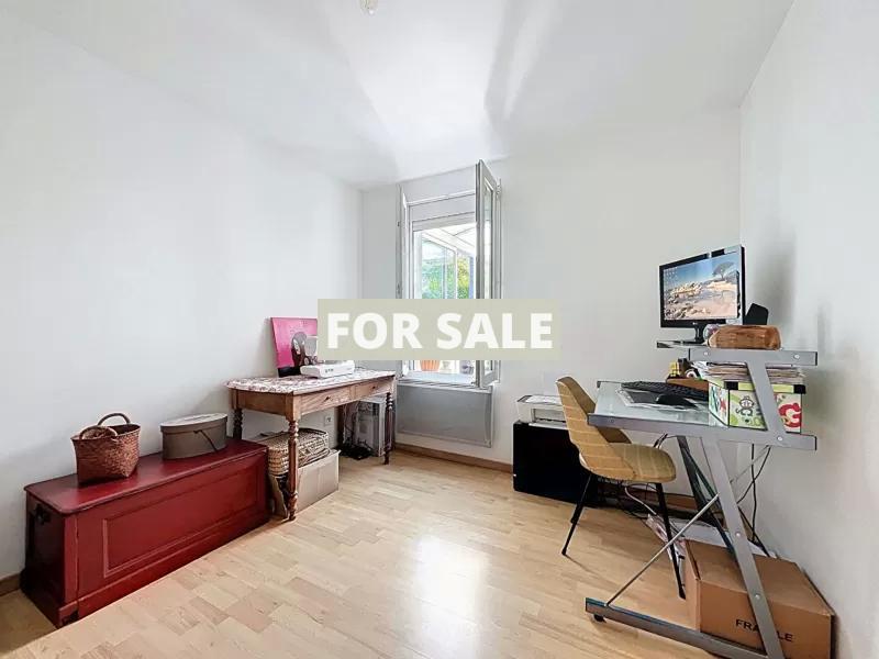 Detached Country House with Garden and Lake