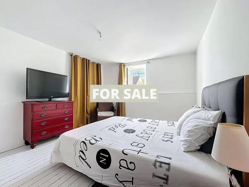 Detached Country House with Garden and Lake