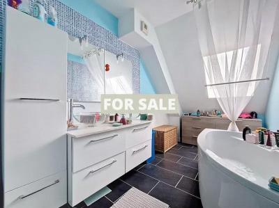 Modern Detached House with Garden