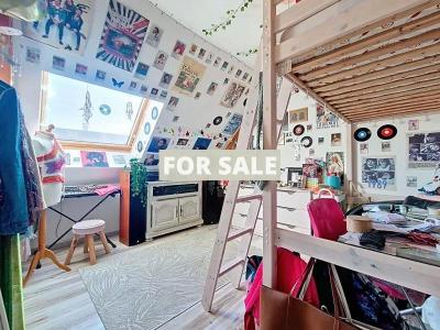 Modern Detached House with Garden