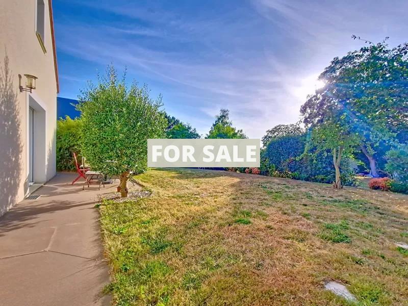 Modern Detached House with Garden