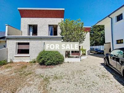 Detached House with Garden by the Coast