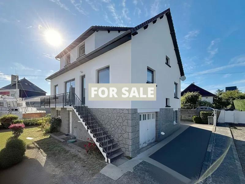 Detached House with Garden by the Coast