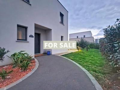 Contemporary Detached House Close to the Coast