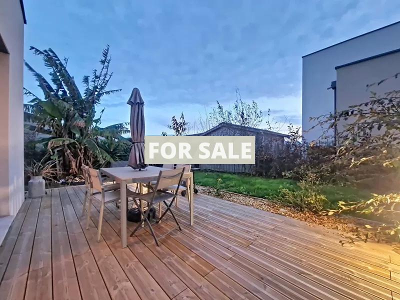 Contemporary Detached House Close to the Coast