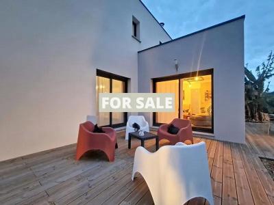 Contemporary Detached House Close to the Coast