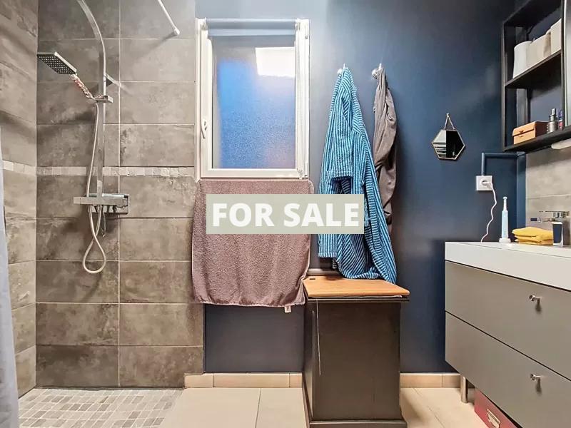 Contemporary Detached House Close to the Coast