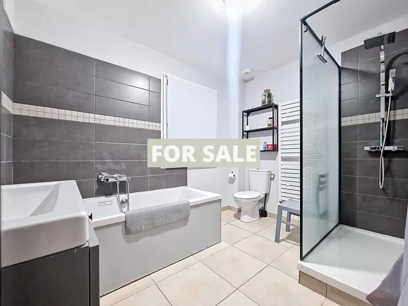 Contemporary Detached House Close to the Coast