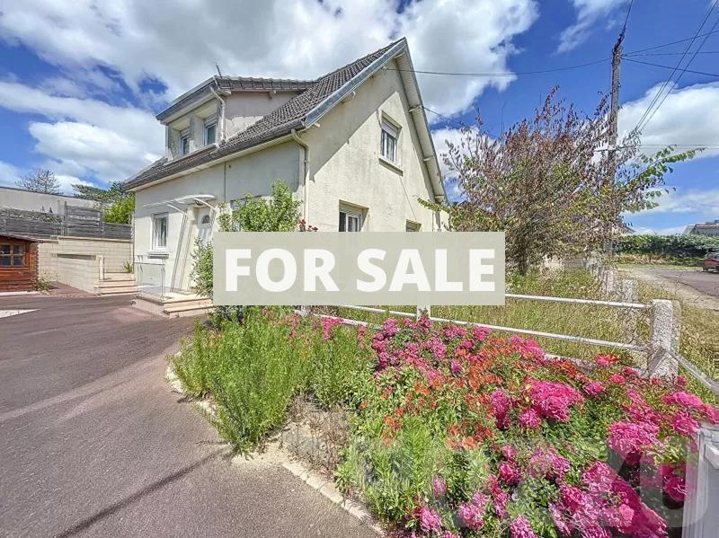 Main Photo of a 4 bedroom  House for sale
