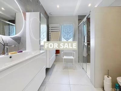 Detached House and Garden in Coastal Resort