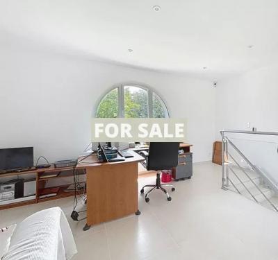 Detached House and Garden in Coastal Resort