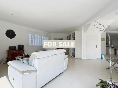 Detached House and Garden in Coastal Resort