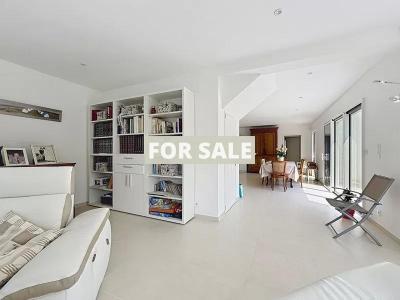 Detached House and Garden in Coastal Resort