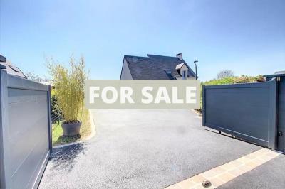 Contemporary Detached House with Landscaped Garden