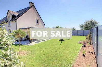 Contemporary Detached House with Landscaped Garden