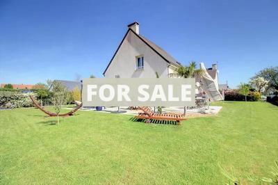 Contemporary Detached House with Landscaped Garden