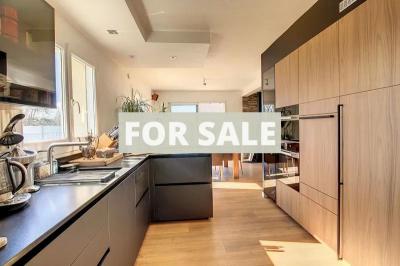 Contemporary Detached House with Landscaped Garden