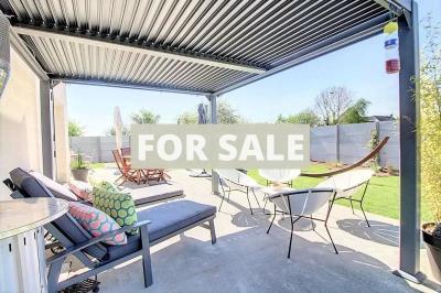 Contemporary Detached House with Landscaped Garden