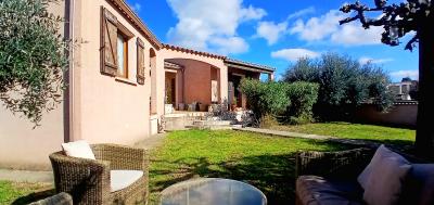 Detached Villa in Landscaped Garden with Garage