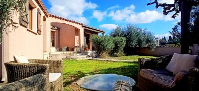 Detached Villa in Landscaped Garden with Garage