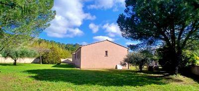 Detached Villa in Landscaped Garden with Garage