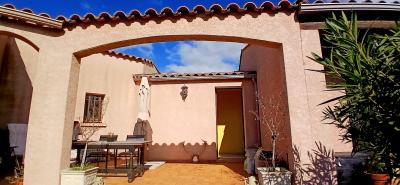 Detached Villa in Landscaped Garden with Garage