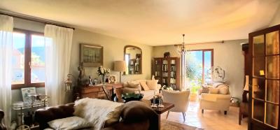 Detached Villa in Landscaped Garden with Garage