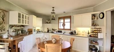 Detached Villa in Landscaped Garden with Garage